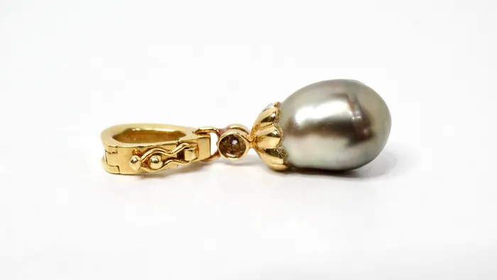 1960s Art Deco Style Tahitian Pearl 18k Solid Yellow Gold Pendant With Diamonds Vintage by Misty Necklaces