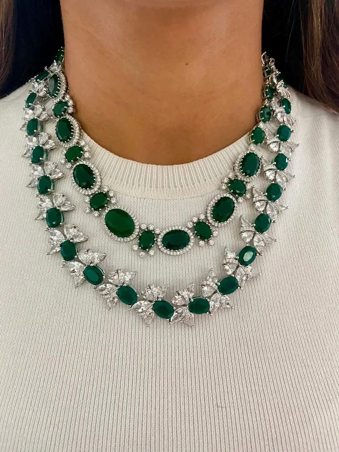 PRERTO ECOMMERCE PRIVATE LIMITED Necklaces Maharani Emerald Oval Diamond Detail Line Necklace Set Bow Emerald Diamond Necklace Set