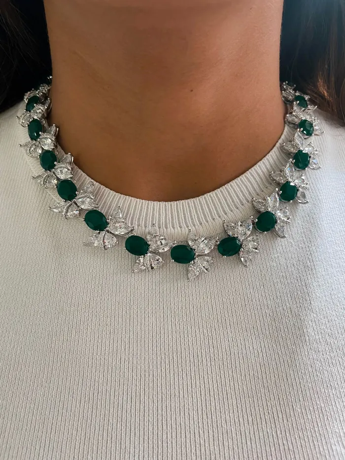 PRERTO ECOMMERCE PRIVATE LIMITED Necklaces Maharani Emerald Oval Diamond Detail Line Necklace Set Bow Emerald Diamond Necklace Set