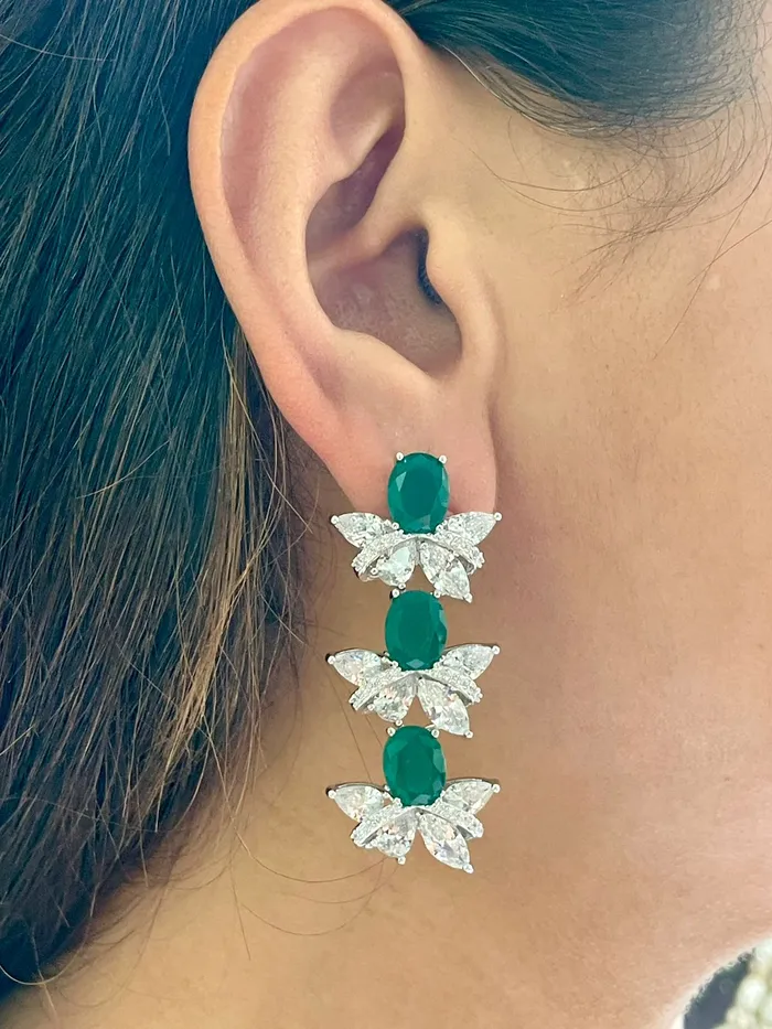 PRERTO ECOMMERCE PRIVATE LIMITED Necklaces Maharani Emerald Oval Diamond Detail Line Necklace Set Bow Emerald Diamond Necklace Set