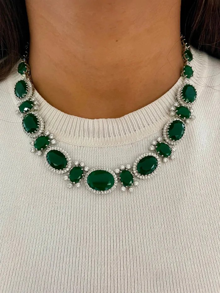 PRERTO ECOMMERCE PRIVATE LIMITED Necklaces Maharani Emerald Oval Diamond Detail Line Necklace Set Bow Emerald Diamond Necklace Set