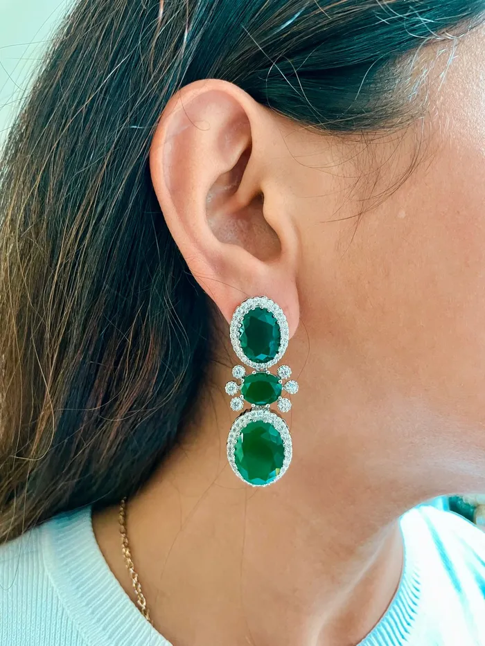 PRERTO ECOMMERCE PRIVATE LIMITED Necklaces Maharani Emerald Oval Diamond Detail Line Necklace Set Bow Emerald Diamond Necklace Set